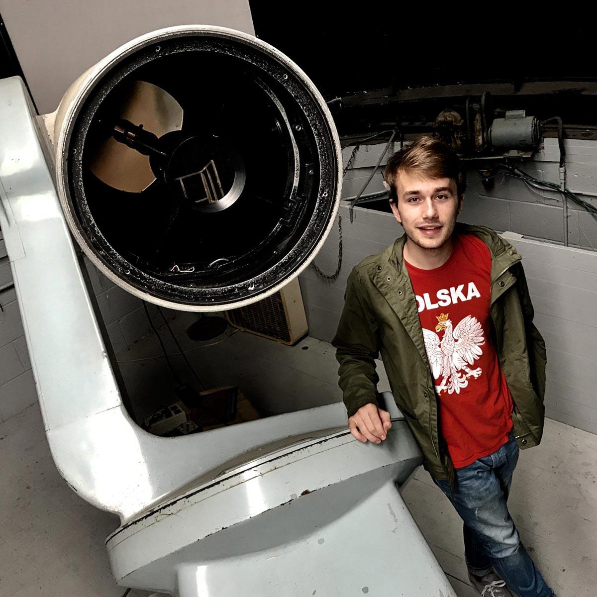 Jacob Pilawa ’20 with the telescope at 鶹's Foggy Bottom Observatory