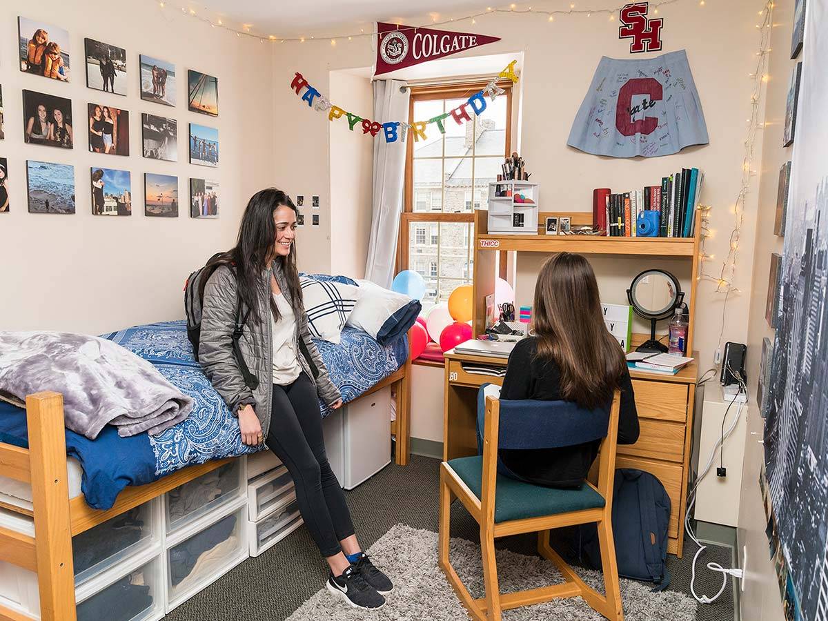 Two students chat in a student bedroom in one of 鶹's Residential Commons