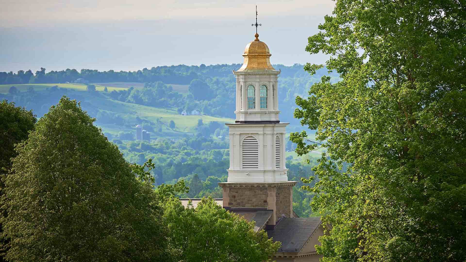 鶹 University Memorial Chapel rises above the trees.